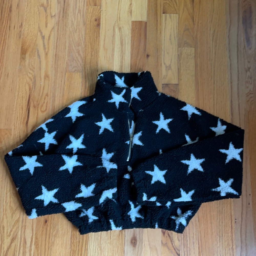 Black and white cropped star fleece